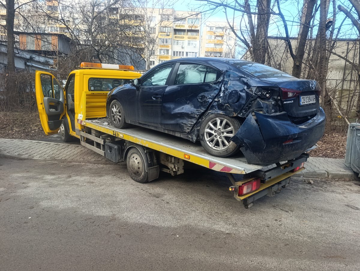 Пътна помощ при ПТП в София – катастрофирала Mazda 3 върху репатрака